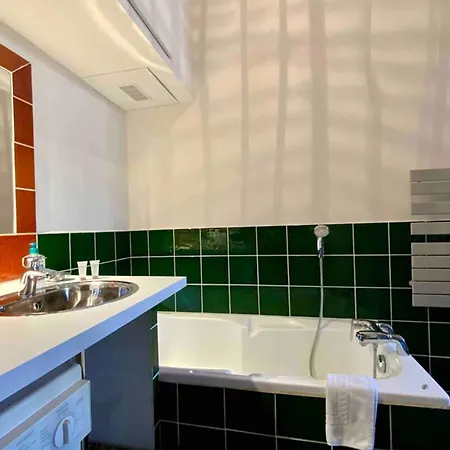 The Elegant- 2 Bedrooms And Central! *