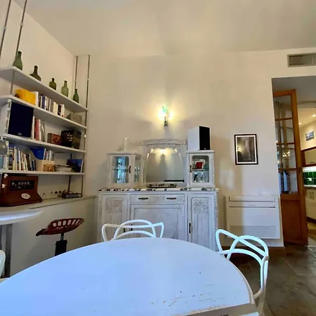 The Elegant- 2 Bedrooms And Central! *